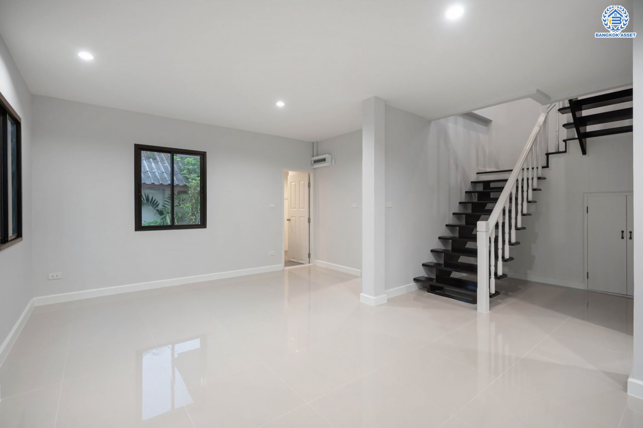 บ้านมือสองตกแต่งใหม่ ม.วรารมย์ เพชรเกษม81 แบรนด์ Q.House รองรับทุกความสุข เนื้อที่ 54 ตร.ว. ฟังก์ชัน 3 ห้องนอน 2 ห้องน้ำ 1 ห้องอเนกประสงค์ จอดรถได้ 1 คัน บนทำเลใกล้ The Mall บางแค และเชื่อมต่อ ถ.พุทธมณฑลสาย4 และ ถ.กาญจนาฯ